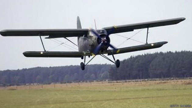 el avion que vuela para atras